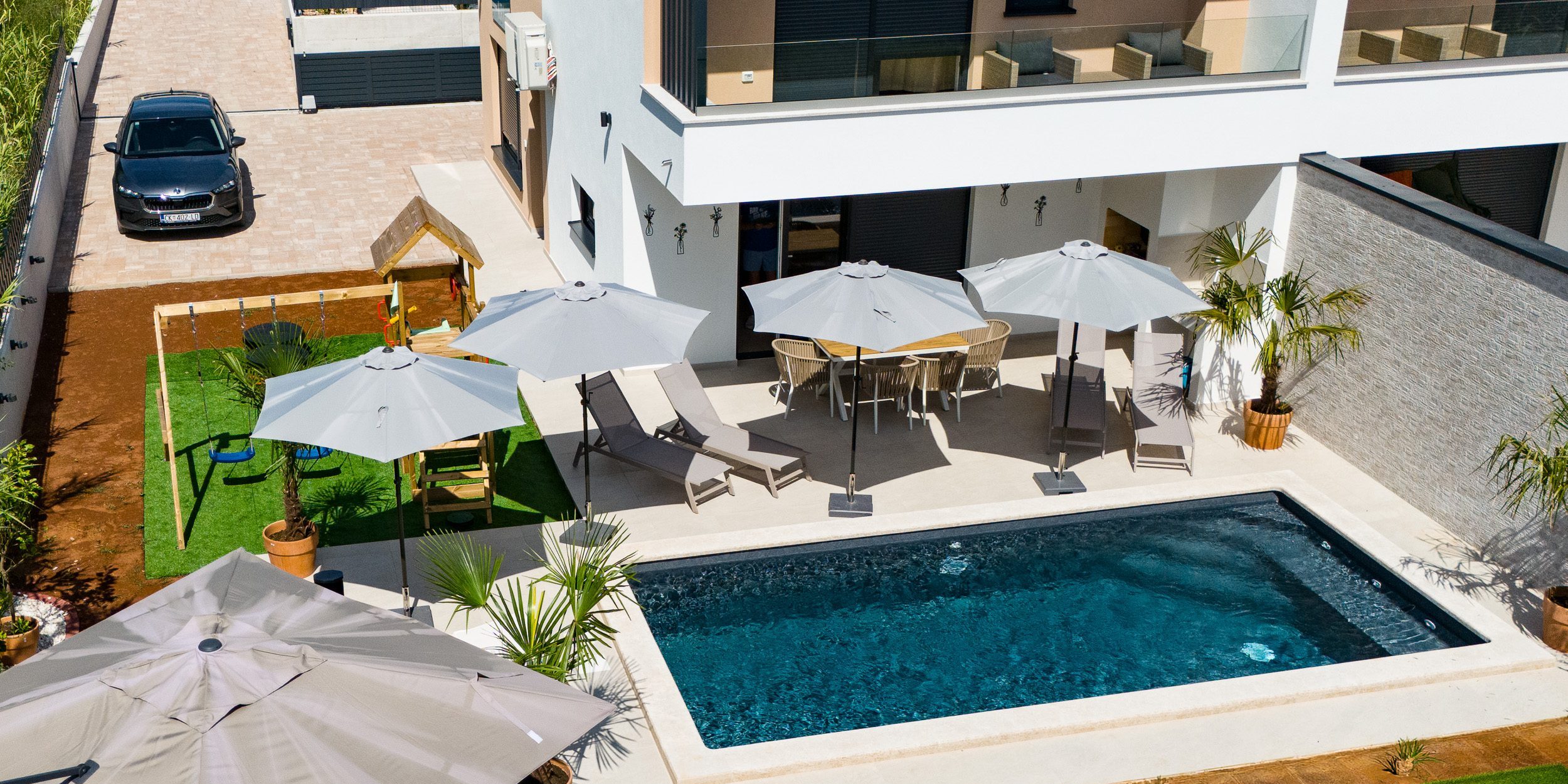 Mäxle Homes Istria – Ferienhäuser in Ližnjan Außenansicht eines Ferienhauses von Mäxle Homes Istria mit Terrasse und Pool