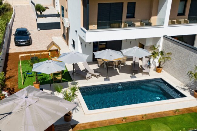 Außenansicht eines Ferienhauses von Mäxle Homes Istria mit Terrasse und Pool